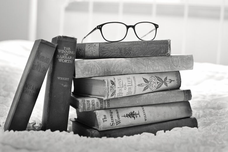 stack of books vintage books book 1001655